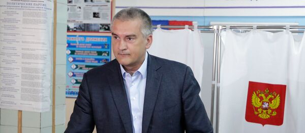 Nhà lãnh đạo Crưm Sergey Aksenov bỏ phiếu bầu cử Duma Quốc gia Nga ở Simferopol - Sputnik Việt Nam