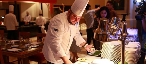 Bếp trưởng Anton Nosikov tại Tuần lễ ẩm thực Nga ở Hà Nội - Sputnik Việt Nam