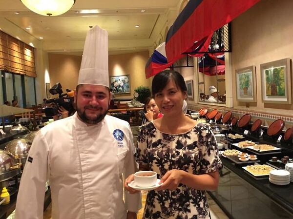 Bếp trưởng Anton Nosikov tại Tuần lễ ẩm thực Nga ở Hà Nội Bếp trưởng Anton Nosikov tại Tuần lễ ẩm thực Nga ở Hà Nội - Sputnik Việt Nam