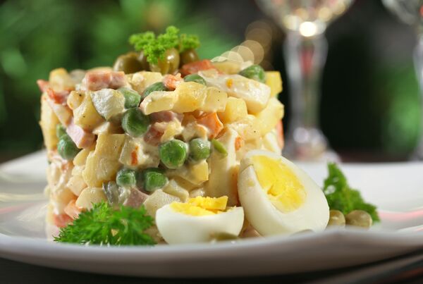 Salad ngày lễ truyền thống “Olivier” Salad ngày lễ truyền thống “Olivier” - Sputnik Việt Nam