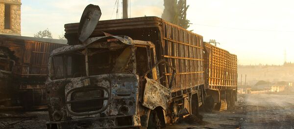 Chiếc xe tải chở hàng viện trợ nhân đạo trúng đạn trong khu vực Orum- al-Kubra ở ngoại ô phía tây Aleppo - Sputnik Việt Nam