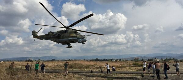 Máy bay trực thăng tấn công Mi-24 tại phi trường Hmeymim ở Syria - Sputnik Việt Nam