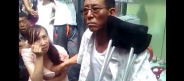 Cụ ông Trung Quốc dự đoán tương lai cho các cô gái bằng cách sờ ngực họ - Sputnik Việt Nam