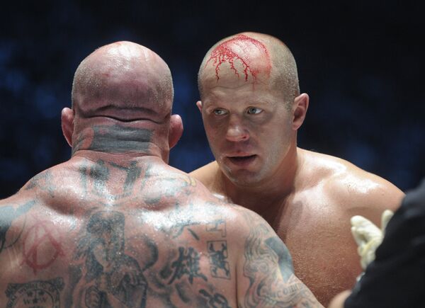 Võ sĩ Nga môn thi hỗn hợp (MMA) Fedor Emelianenko và người Mỹ Jeff Monson (từ phải sang trái) trong trận tỷ thí tại giải đấu M-1 Global Cuộc chiến của những huyền thoại - Sputnik Việt Nam
