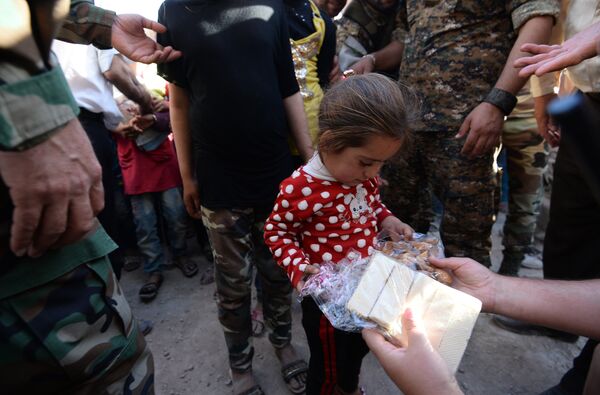 Phân phối viện trợ nhân đạo Nga cho người dân Syria - Sputnik Việt Nam