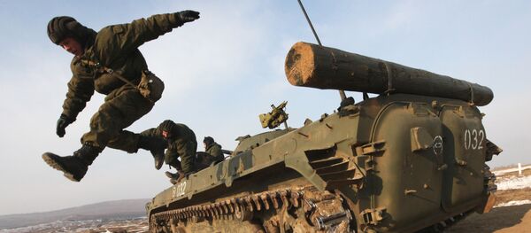 Tổ lái BMP rời xe sau loạt bắn luyện tập của lữ đoàn cơ giới tại bãi huấn luyện Vùng Primorye Tổ lái BMP rời xe sau loạt bắn luyện tập của lữ đoàn cơ giới tại bãi huấn luyện Vùng Primorye - Sputnik Việt Nam