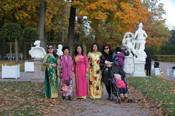 Cô Linh và bạn bè ở St .Petersburg Cô Linh và bạn bè ở St .Petersburg - Sputnik Việt Nam