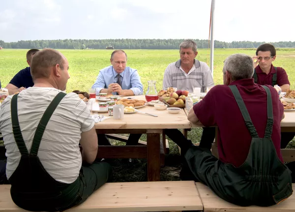 Tổng thống Nga Vladimir Putin chuyện trò với những ngườ thợ máy trong chuyến thăm công ty nông nghiệp «Dimitrov Gor» ở khu vực Tver Tổng thống Nga Vladimir Putin chuyện trò với những ngườ thợ máy trong chuyến thăm công ty nông nghiệp «Dimitrov Gor» ở khu vực Tver - Sputnik Việt Nam