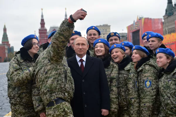 Tổng thống Nga Vladimir Putin trước lễ đặt vòng hoa ở tượng đài Kuzma Minin và Dmitry Pozharsky trên Quảng trường Đỏ Tổng thống Nga Vladimir Putin trước lễ đặt vòng hoa ở tượng đài Kuzma Minin và Dmitry Pozharsky trên Quảng trường Đỏ - Sputnik Việt Nam