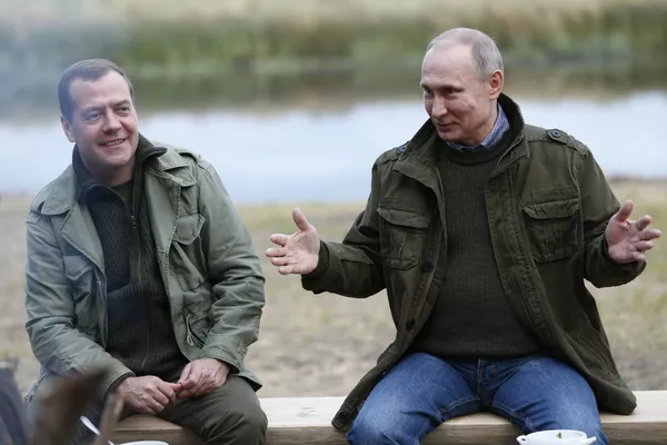 Thủ tướng Nga Dmitry Medvedev và Tổng thống Vladimir Putin trên đảo Lipno ở vùng Novgorod Thủ tướng Nga Dmitry Medvedev và Tổng thống Vladimir Putin trên đảo Lipno ở vùng Novgorod - Sputnik Việt Nam