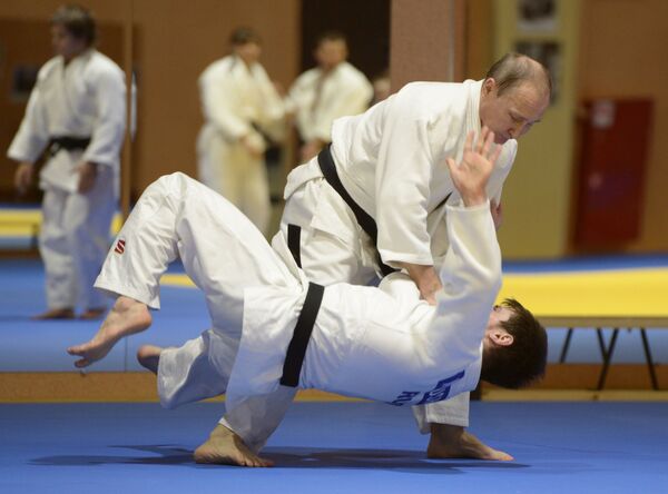 Tổng thống Nga Vladimir Putin trong buổi tập với các thành viên đội tuyển judo quốc gia Nga - Sputnik Việt Nam