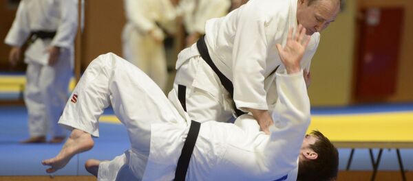 Tổng thống Nga Vladimir Putin trong buổi tập với các thành viên đội tuyển judo quốc gia Nga Tổng thống Nga Vladimir Putin trong buổi tập với các thành viên đội tuyển judo quốc gia Nga - Sputnik Việt Nam