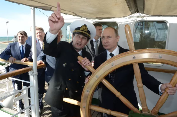 Tổng thống Nga Vladimir Putin trước tay lái thuyền buồm Nadezhda ở Sochi Tổng thống Nga Vladimir Putin trước tay lái thuyền buồm Nadezhda ở Sochi - Sputnik Việt Nam