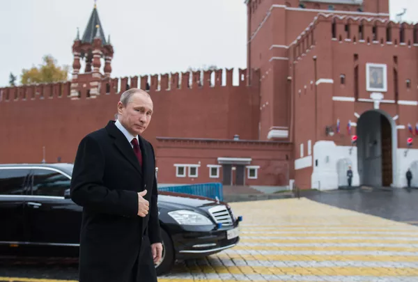 Tổng thống Nga Vladimir Putin trước lễ đặt vòng hoa ở tượng đài Kuzma Minin và Dmitry Pozharsky trên Quảng trường Đỏ Tổng thống Nga Vladimir Putin trước lễ đặt vòng hoa ở tượng đài Kuzma Minin và Dmitry Pozharsky trên Quảng trường Đỏ - Sputnik Việt Nam