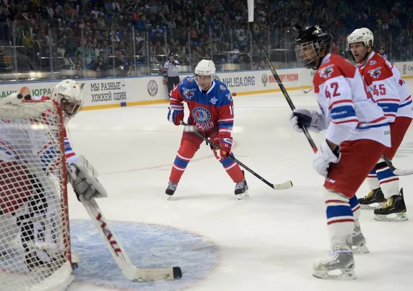 Tổng thống Nga Vladimir Putin tham gia trận đấu của đội tuyển hockey quốc gia và các vị khách danh dự Tổng thống Nga Vladimir Putin tham gia trận đấu của đội tuyển hockey quốc gia và các vị khách danh dự - Sputnik Việt Nam
