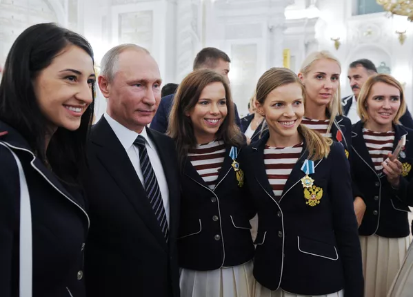 Tổng thống Nga Vladimir Putin trong nghi lễ trao phần thưởng Nhà nước cho các VĐV chiến thắng của đội tuyển Olympic Nga Tổng thống Nga Vladimir Putin trong nghi lễ trao phần thưởng Nhà nước cho các VĐV chiến thắng của đội tuyển Olympic Nga - Sputnik Việt Nam
