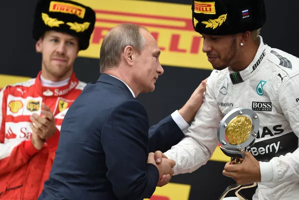 Tổng thống Nga Vladimir Putin trao Cup Grand Prix Nga cho tay đua của đội lái «Mercedes» Lewis Hamilton, người giành vị trí số 1 trong chặng đua Nga của Giải Vô địch thế giới về đua xe lớp «Formula-1» ở Sochi Tổng thống Nga Vladimir Putin trao Cup Grand Prix Nga cho tay đua của đội lái «Mercedes» Lewis Hamilton, người giành vị trí số 1 trong chặng đua Nga của Giải Vô địch thế giới về đua xe lớp «Formula-1» ở Sochi - Sputnik Việt Nam