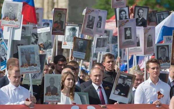 Tổng thống Nga Vladimir Putin với bức chân dung của thân phụ là cựu chiến binh mặt trận Vladimir Spiridonovich tham gia cuộc diễu hành yêu nước Trung đoàn Bất tử trên Quảng trường Đỏ Tổng thống Nga Vladimir Putin với bức chân dung của thân phụ là cựu chiến binh mặt trận Vladimir Spiridonovich tham gia cuộc diễu hành yêu nước Trung đoàn Bất tử trên Quảng trường Đỏ - Sputnik Việt Nam