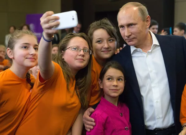 Tổng thống Nga Vladimir Putin với các học viên của Trung tâm giáo dục Sirius ở Sochi Tổng thống Nga Vladimir Putin với các học viên của Trung tâm giáo dục Sirius ở Sochi - Sputnik Việt Nam