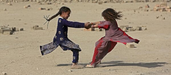 Những bé gái Afghanistan đang chơi trên đường phố ở thủ đô Kabul, Afghanistan Những bé gái Afghanistan đang chơi trên đường phố ở thủ đô Kabul, Afghanistan - Sputnik Việt Nam