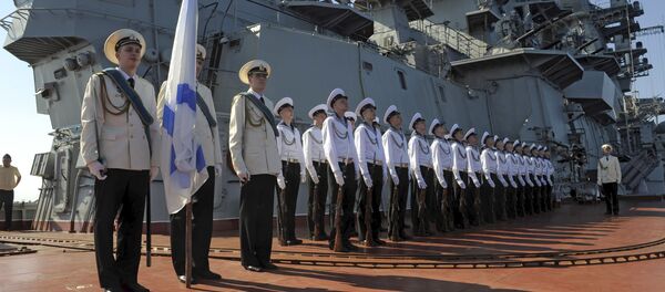 Các thủy thủ tàu tuần dương tên lửa hạt nhân hạng nặng Peter Đại đế tại buổi đón đoàn đại biểu chính thức ở thành phố cảng Tartus, Syria. - Sputnik Việt Nam