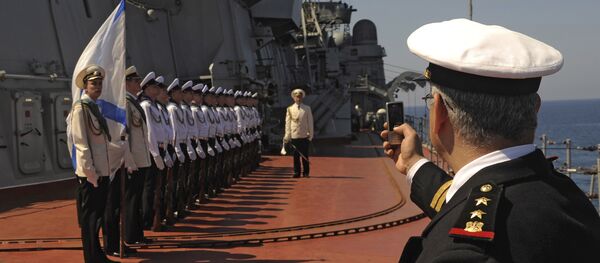 Các thủy thủ tàu tuần dương tên lửa hạt nhân hạng nặng Peter Đại đế tại buổi đón đoàn đại biểu chính thức ở thành phố cảng Tartus, Syria. - Sputnik Việt Nam