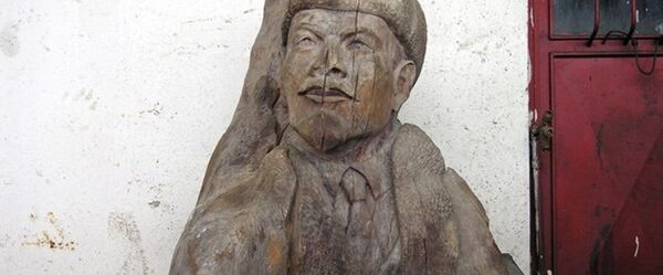 21 năm trước, pho tượng gỗ bán thân của Vladimir Lenin đã trôi dạt từ Biển Đen vào bờ gần thị trấn Akcakoja (Thổ Nhĩ Kỳ), chắc là người ta đã vứt bức tượng này xuống biển sau sự sụp đổ của Liên Xô. 21 năm trước, pho tượng gỗ bán thân của Vladimir Lenin đã trôi dạt từ Biển Đen vào bờ gần thị trấn Akcakoja (Thổ Nhĩ Kỳ), chắc là người ta đã vứt bức tượng này xuống biển sau sự sụp đổ của Liên Xô. - Sputnik Việt Nam