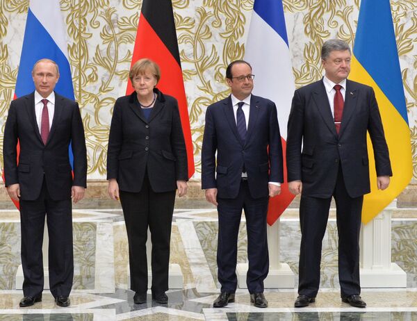 Tổng thống Nga Vladimir Putin, Tổng thống Pháp Francois Hollande, Thủ tướng Đức Angela Merkel và Tổng thống Ukraine Petro Poroshenko trong cuộc đàm phán tại Minsk - Sputnik Việt Nam