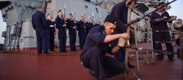 Các thủy thủ tàu tuần dương tên lửa hạt nhân hạng nặng Peter Đại đế tại buổi đón đoàn đại biểu chính thức ở thành phố cảng Tartus, Syria. - Sputnik Việt Nam