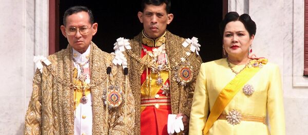 Bhumibol Adulyadej và Thái tử con trai vua - Maha Vatjiralongkorn Mahidol. - Sputnik Việt Nam