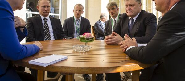 Vladimir Putin, Francois Hollande, Angela Merkel và Pyotr trong cuộc  gặp không chính thức ở Paris - Sputnik Việt Nam