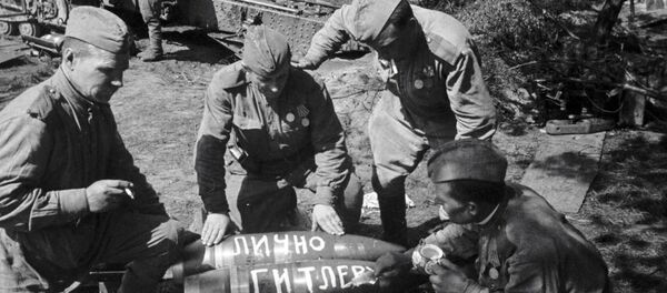 Những người lính Liên Xô đề trên các viên đạn: Gửi riêng cho Hitler, Tiến vào Berlin, Tiến vào Quốc hội Đức  - Sputnik Việt Nam