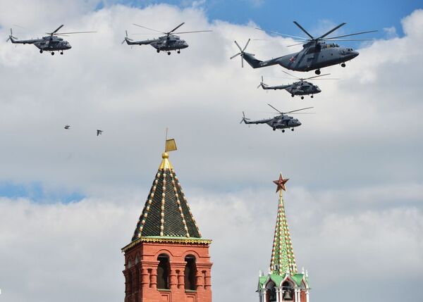 Trực thăng Mi-26 và Mi-8 trong buổi diễn tập chuẩn bị cho duyệt binh kỷ niệm 70 năm Chiến thắng của Chiến tranh Vệ quốc Vĩ đại 1941-1945 - Sputnik Việt Nam