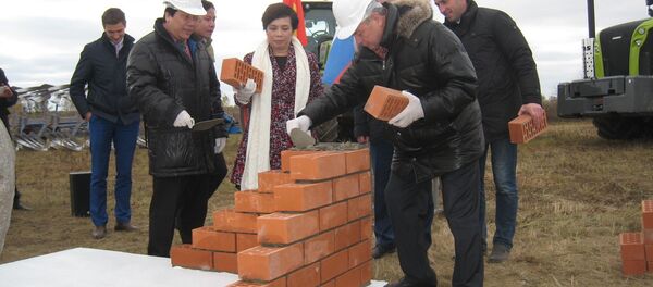 Lễ khởi công xây dựng tổ hợp chăn nuôi bò sữa và chế biến sữa của Tập đoàn TH True Milk tại tỉnh Kaluga - Sputnik Việt Nam