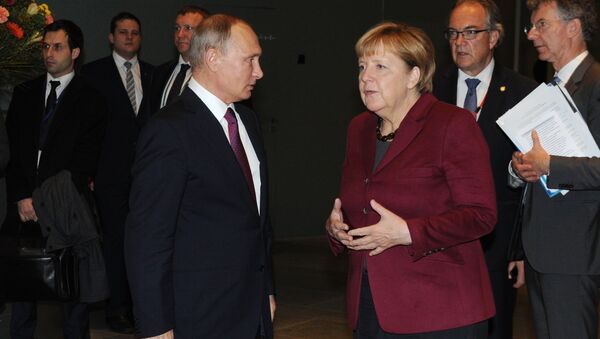 Tổng thống Nga Vladimir Putin và Thủ tướng Đức Angela Merkel - Sputnik Việt Nam