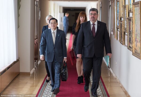 Thống đốc tỉnh Tomsk, ông Sergey Zhvachkin đã có buổi gặp và làm việc với Tổng lãnh sự Việt Nam tại Ekaterinburg ông Vũ Huy Mừng. - Sputnik Việt Nam