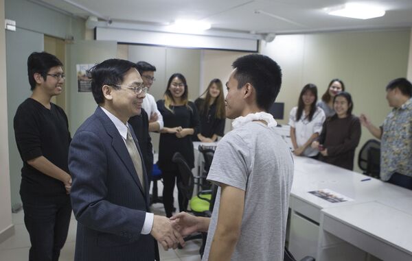 Sinh viên Việt Nam tại Đại học Tổng hợp quốc gia Tomsk trong buổi gặp gỡ Tổng lãnh sự Việt Nam tại Ekaterinburg Vũ Huy Mừng Sinh viên Việt Nam tại Đại học Tổng hợp quốc gia Tomsk trong buổi gặp gỡ Tổng lãnh sự Việt Nam tại Ekaterinburg Vũ Huy Mừng - Sputnik Việt Nam