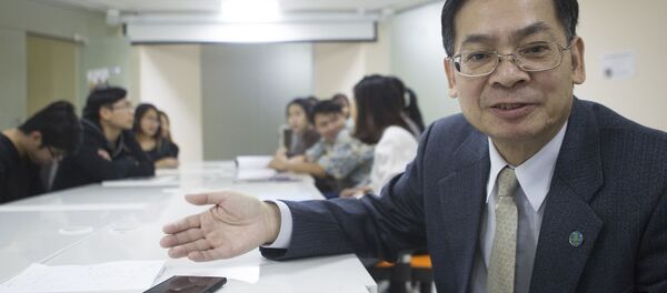 Sinh viên Việt Nam tại Đại học Tổng hợp quốc gia Tomsk trong buổi gặp gỡ Tổng lãnh sự Việt Nam tại Ekaterinburg Vũ Huy Mừng - Sputnik Việt Nam