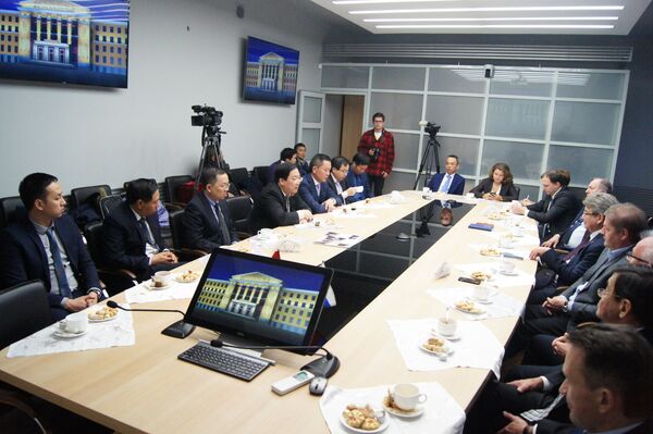 Ngày 26 tháng 10, phái đoàn của nước Cộng hoà xã hội chủ nghĩa Việt Nam do Đại sứ Nguyễn Thanh Sơn dẫn đầu đã đến thăm Trường Đại học kỹ thuật dầu mỏ Ufa (UGNTU). - Sputnik Việt Nam