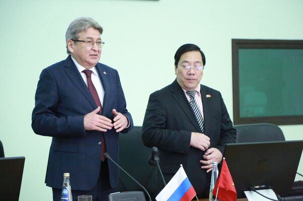 Ngày 26 tháng 10, phái đoàn của nước Cộng hoà xã hội chủ nghĩa Việt Nam do Đại sứ Nguyễn Thanh Sơn dẫn đầu đã đến thăm Trường Đại học  kỹ thuật dầu mỏ Ufa (UGNTU). - Sputnik Việt Nam