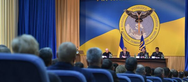 Tổng thống Poroshenko bên biểu tượng con cú cầm kiếm xuyên thủng nước Nga - Sputnik Việt Nam