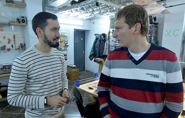 Người chế tạo tay giả, lập trình viên Oleg Galtsev và đồng nghiệp - kỹ sư thiết kế Sergei Arefiev - Sputnik Việt Nam