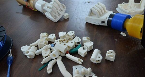 Các tác giả đề án chế tạo tay giả đưa mô hình và bản hướng dẫn lắp ghép lên mạng - Sputnik Việt Nam