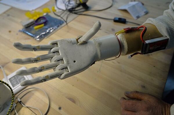 Tay giả cử động được do nhà lập trình Belarus chế tạo cho cha mình - Sputnik Việt Nam