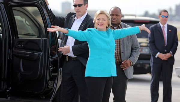 U.S. Democratic presidential candidate Hillary Clinton reacts before boarding her campaign plane at Miami international airport in Miami, Florida, U.S., October 26, 2016. - Sputnik Việt Nam