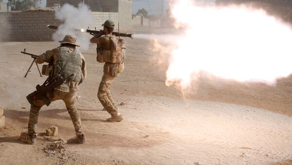 Members of an Iraqi special forces police unit fire their weapons at Islamic State fighters in al-Shura, south of Mosul, Iraq October 29, 2016 - Sputnik Việt Nam