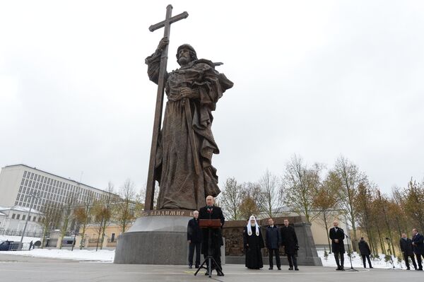 Tổng thống Vladimir Putin khánh thành đài tưởng niệm Quận vương Vladimir trên quảng trường Borovitskaya. - Sputnik Việt Nam