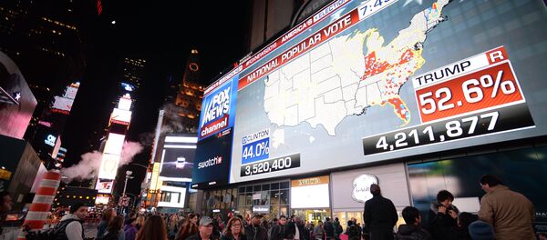 Người thành phố tụ tập trước màn hình hiển thị kết quả kiểm phiếu trên Quảng trường Thời đại ở New York. - Sputnik Việt Nam