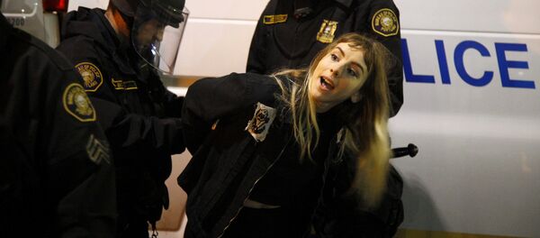 Biểu tình chống Trump leo thang thành bạo loạn Biểu tình chống Trump leo thang thành bạo loạn - Sputnik Việt Nam