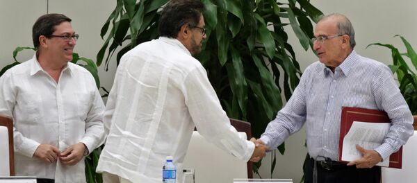 Представитель Революционных вооруженных сил Колумбии Иван Маркес и представитель правительства Колумбии Умберто де ла Калье на подписании соглашения в Гаване - Sputnik Việt Nam